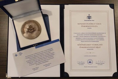 Sepsiszentgyörgy önkormányzatának kitüntetése. Fotó: sepsi.ro