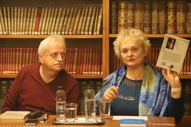 Boszorkánykör a könyvtárban (Szakács  István  Péter  Sepsiszentgyörgyön)