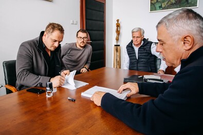 Aláírják a kivitelezési szerződést – jobbról Tamás Sándor. Fotó: Kovászna Megye Tanácsa