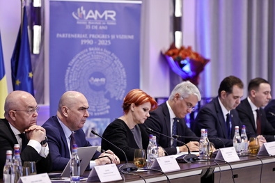 Ilie Bolojan: Más országokhoz képest Románia kétszer drágábban jut hitelekhez. Fotó: gov.ro