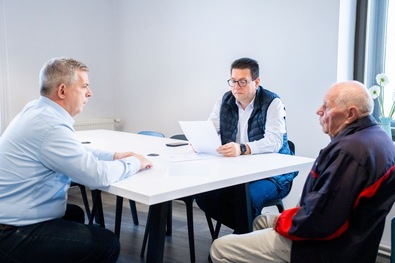 Miklós Zoltán parlamenti képviselő Vincze Loránttal, a szövetség európai parlament képviselőjével közösen fogadta múlt pénteken a polgárokat a Tessék mondani! program részeként. Fotó: Facebook / RMDSZ – Háromszéki Területi Szervezet