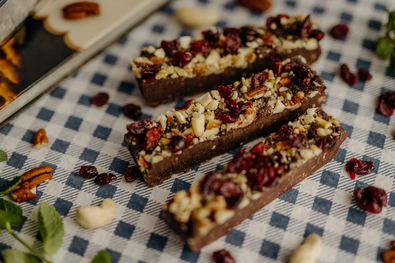 Mit készítsünk ma? (Diós-áfonyás házicsoki)