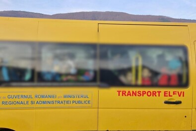 Túlzsúfolt iskolabuszt kaptak el