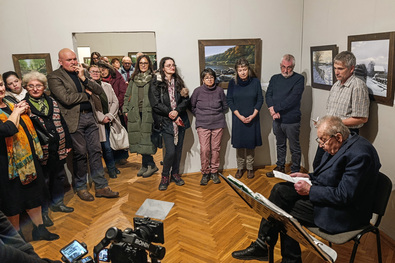 A kövek lelkét is megfesti (Howard  Weaver tárlata Kovásznán)