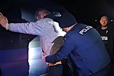 Őrizetbe veszik a gyanúsítottat. A Kovászna megyei rendőrség felvétele