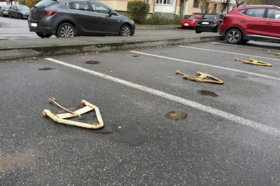 Ha nincs felemelve, akkor sem „szabad” a lakótelepi parkolóhely. Fotó: Sepsiszentgyörgy Helyi Rendőrsége