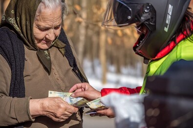 Tízszer drágább hazavinni a nyugdíjat. Van falu, ahova terepjáróval megy ki a postás. Fotó: Facebook / Compania Naţională Poşta Română