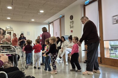 A Gulliver Napközi Otthon óvodásai nemrég ellátogattak a Szilvássy Carola Református Szeretetotthonba – Idős és fiatal nemzedék együtt elnevezésű program. Fotó: Facebook / Szilvássy Carola Református Szeretetotthon 