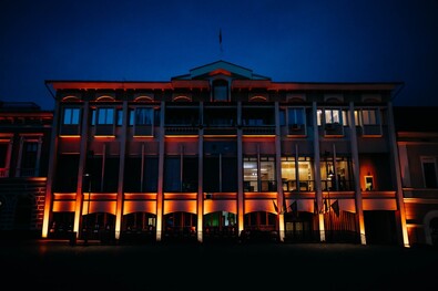 Narancssárgába öltözött a megyeháza. Fotó: Csulak Zoltán