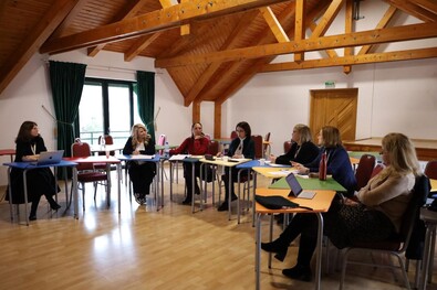 Kiscsoportos beszélgetés a román nyelv oktatásáról. Fotó: Facebook / Romániai Magyar Pedagógusok Szövetsége