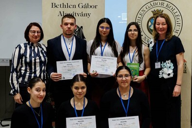 A két csapat és a kísérő tanárok. Fotó: Bod Péter Tanítóképző