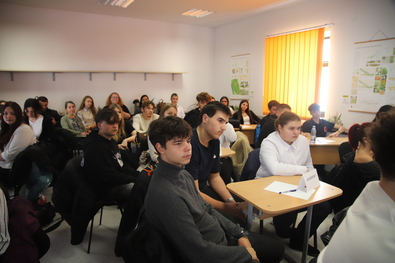 Biró Enikő ismerteti a verseny menetét. Fotó: Albert Levente