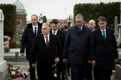 Virágot visznek Pásztor István sírjára. Elől Orbán Viktor, Aleksandar Vučić és Pásztor Bálint. Fotó: Miniszterelnöki Kommunikációs Főosztály