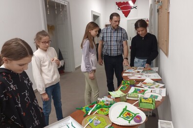 A diákok által a sejtről készített szemléltetőeszközök kiállítása az iskola folyosóján. A szerző felvétele