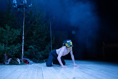 Jelenet a Kommuna című előadásból. Izsák Előd felvételei