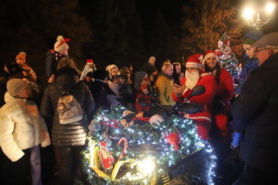 Mikulások fénylő vasparipán. Fotó: Albert Levente