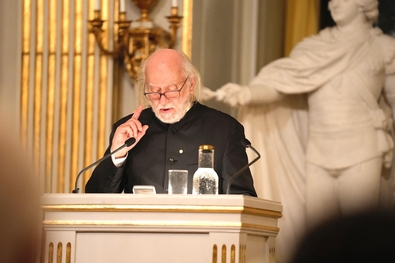 A 2025-ös irodalmi Nobel-díjat elnyerő Krasznahorkai László író előadást tart a stockholmi Svéd Akadémián. Fotó: Facebook / Embassy of Sweden in Budapest / Anna Svanberg, Nobel Prize Outreach