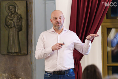 Találkozás a jövővel a minoriták rendházában (Ember és gép között: a mesterséges intelligencia és a munka világáról)