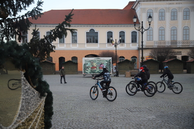 Decemberi biciklisek Sepsiszentgyörgy főterén. Fotó: Albert Levente