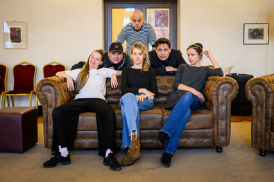 Hatan pizsamában szilveszter estéjén