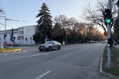 A Kós Károly és a Gyár utca kereszteződésénél is üzembe helyezték az új villanyrendőröket. Fotók: Nagy D. István