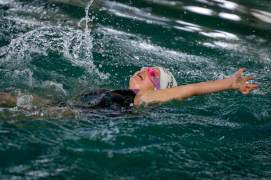 Népes mezőny a Mikulás Kupán (Úszás)