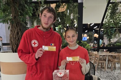 Daragics Roland és húga, Bernadett is árulta a tombolajegyeket. Fotó: Kovászna Megyei Vöröskereszt
