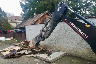 A konfliktust okozó, időközben elbontott árnyékszék. Fotó: Sepsiszentgyörgy Helyi Rendőrsége