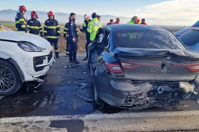 Hét személygépkocsi ütközött a 11-es országúton