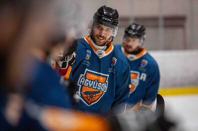 Egy szoros és egy kiütéses győzelemmel az élre ugrottak (Jégkorong)