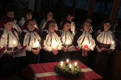 Kántáló csángó asszonyok adventben. Fotók: Moldvai Csángómagyarok Szövetsége