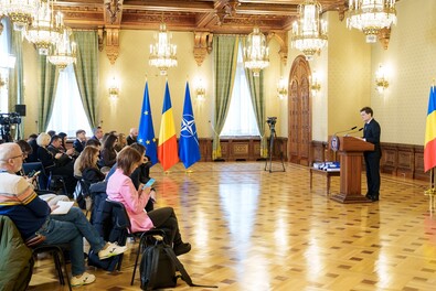Nicușor Dan államfő a sajtónak nyilatkozik. Hasznosnak tartja a megbeszéléseket. Fotó: presidency.ro