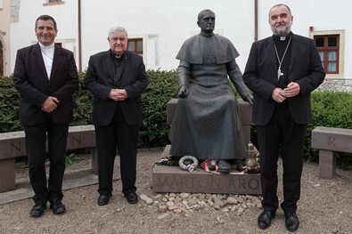 Márton Áron szobra előtt Kerekes László, Jakubinyi György és Kovács Gergely. Fotó: Szekeres Attila