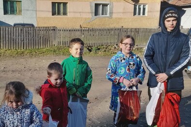 Csomagosztás Ojtozban. Vass Imre felvétele