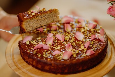 Mit készítsünk ma? (Körtés-pisztáciás-rózsavizes torta)