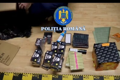 Lefoglalt csomagban küldött pirotechnikai eszközök. A Kovászna megyei rendőrség felvétele