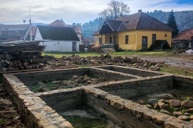 A zsellérház kő- és betonalapja elkészült, a háttérben a volt jegyzői lakás látható. A szerző felvétele