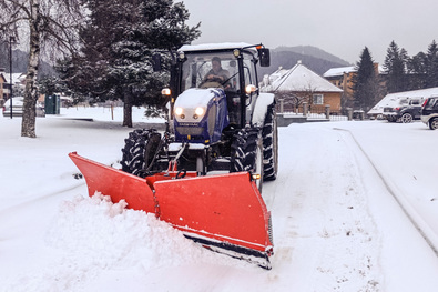 A kovásznai önkormányzat hóekéje tegnap délután a Mihai Eminescu utcában. Bodor János felvétele