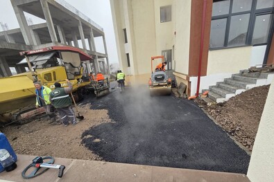 Aszfaltoznak az új épületnél. Fotó: Facebook / Benedek-Huszár János