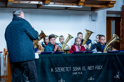 Református istentiszteleten zenélő désaknai gyermekek. Fotó: Facebook / Erdélyi Református Egyházkerület / Kiss Gábor