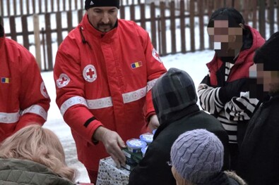 Hétfőn Kilyénben kaptak ingyenes tejtermékeket a rászorulók. Fotó: Kovászna Megyei Vöröskereszt