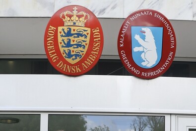 A Dán Királyság nagykövetsége Washingtonban Dánia és Grönland címerével. Fotó: Facebook / Embassy of Denmark in the United States