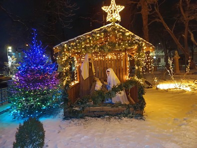 A Szent Család a belvárosi katolikus templom előtt
