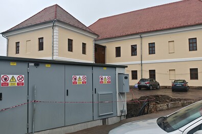Az épület biztonságáért külön transzformátort szereltek fel. A szerző felvétele