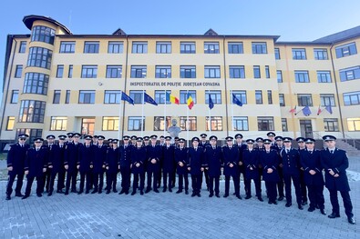 Új rendőrök a megyei főkapitányság előtt. A Kovászna megyei rendőrség felvétele