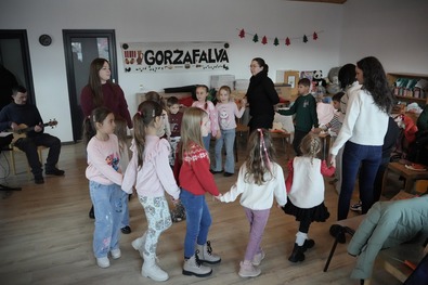 Gorzafalván táncba fogódzkodtak a gyermekek a Kelekótya-muzsikára Fotó: Moldvai Csángómagyarok Szövetsége