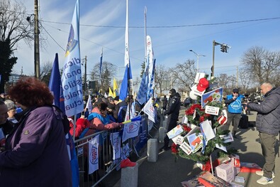 Tiltakoznak a tanügyi szakszervezetek