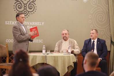 P. Buzogány Árpád, Mihály János és Szekeres Attila István. Fotó: Balázs Ödön