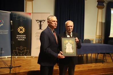 Vinczeffy László átveszi az elismerést Tamás Sándor megyeitanács-elnöktől. Fotók: Albert Levente