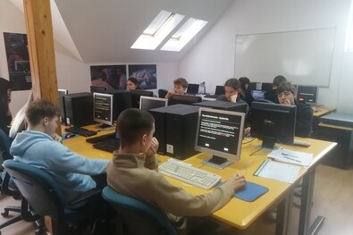 Összetett feladatokat oldanak meg a diákok az Amőba Oktatási Központban. Fotó: Székelyföldi Tehetségsegítő Tanács